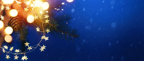 Sfondo natalizio. Albero di abete di Natale ramo con ghirlanda luci , — Foto Stock