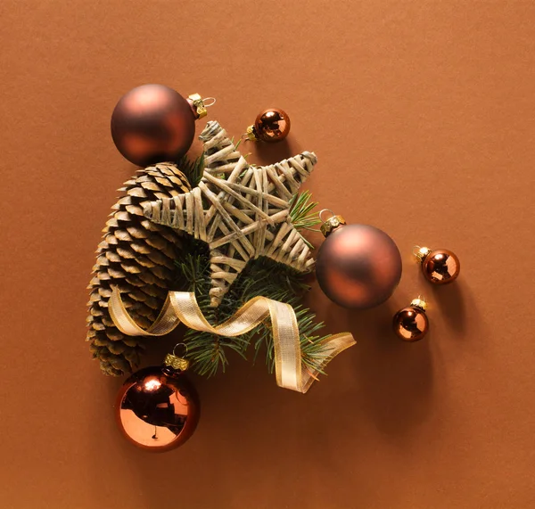 Enfeite de árvore de Natal flat lay; Estilo de moda minimalista — Fotografia de Stock