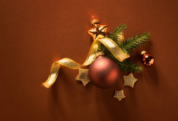 Рождественская елка украшение квартира лежал над видом с космической копией; Мин — стоковое фото
