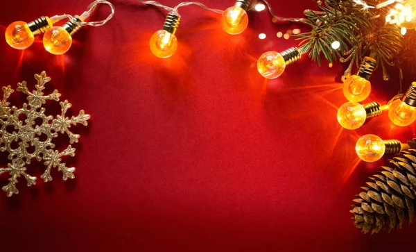 Kerstvakantie platte lay ornament; boom decoratie op rode rug — Stockfoto