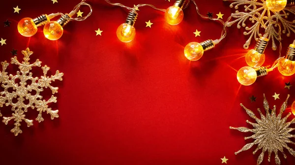 Decorazione natalizia su sfondo rosso; ornamenti piatti laici — Foto Stock