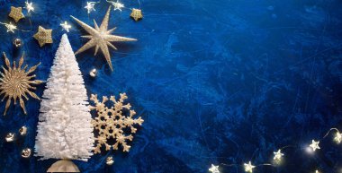 Noel ağacı ve gümüş yıldızlı sanat arkaplanı. Ne?