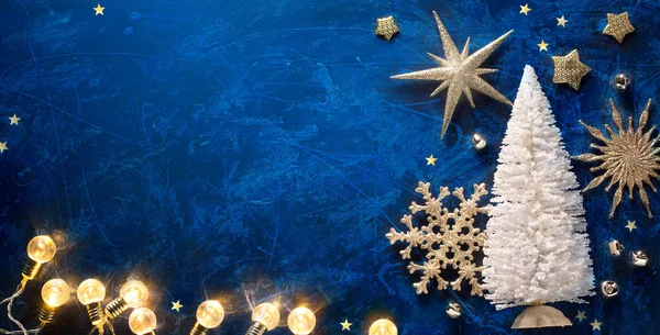 Noel ağacı ve gümüş yıldızlı sanat arkaplanı. Ne?