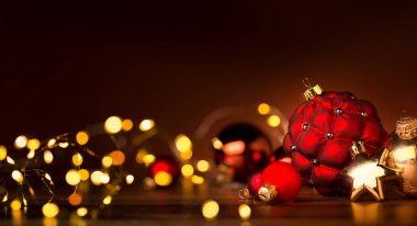 Kırmızı Noel süslemesi ve kırmızı sırtta tatil ışığı.