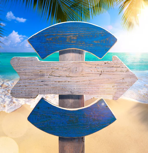 Beach signboard on tropical seashore background — Stock Photo, Image