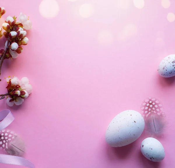 Huevos Pascua Hermosas Flores Cerezo Primavera Sobre Fondo Rosa Primavera —  Fotos de Stock