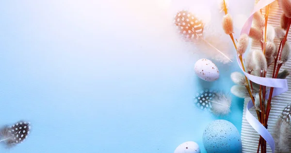 明るい青の背景に描かれた卵や春の花とイースターバナー トップビュー コピースペース付きフラットレイアウト — ストック写真