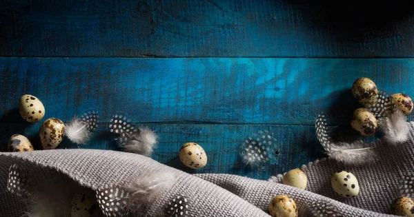 Органические Пасхальные Яйца Серая Скатерть Голубой Деревянной Спинке — стоковое фото