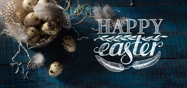 Πανό Του Πάσχα Αυγά Και Φτερά Ασημένιο Καλάθι Σκούρο Μπλε — Φωτογραφία Αρχείου
