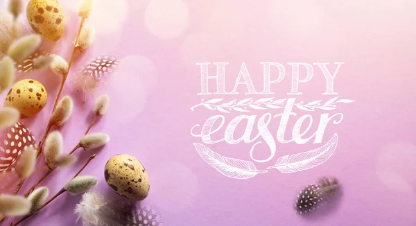 Húsvéti Banner Tojással Madártollal Tavaszi Virágokkal Rózsaszín Háttérrel Felülnézet Lapos — Stock Fotó