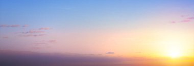 gündoğumu bulutlu gökyüzü; renkli gökyüzünün soyut arkaplanı