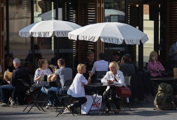 Menschen genießen einen warmen Herbsttag in einem Café im Freien in schönen — Stockfoto