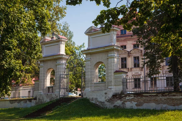 Sapieha Park und die Tore zum sapieha Palast, Vilnius, Litauen — Stockfoto