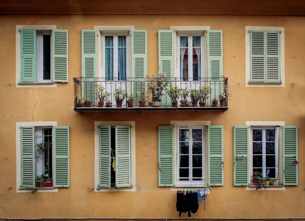 Typical yellow wall with windows and balconies in Nice, France — Stock Photo, Image