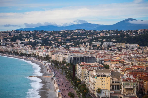 Brzegiem morza w miejscowości Nicea z Promenade des Anglais — Zdjęcie stockowe