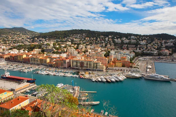Luchtfoto uitzicht over de haven van Nice en luxe jachten — Stockfoto