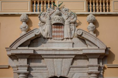 Monaco arması ile mimari detay