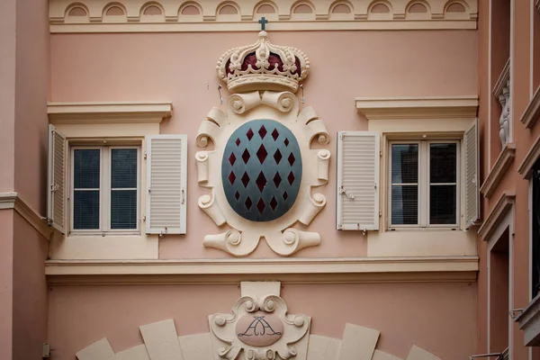 Architektonisches Detail mit dem Wappen von Monaco — Stockfoto