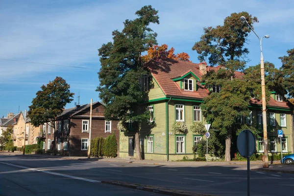 Rua calma e pitoresca no distrito de Zverynas em Vilnius, Lit — Fotografia de Stock