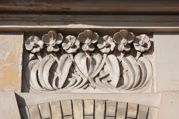 Zdobené nástěnné s květinovým vzorem. Detail budovy v Zverynas — Stock fotografie