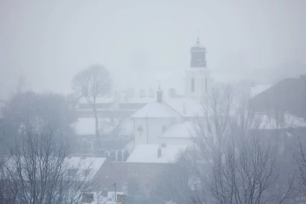 リトアニア、ヴィリニュスの鈍いと霧の冬の日 — ストック写真