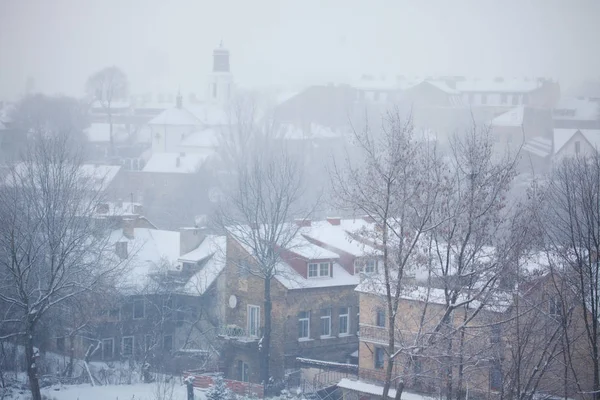 Туманный зимний день в Вильнюсе, Литва — стоковое фото