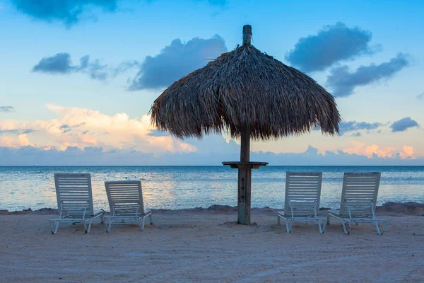 Espreguiçadeiras e guarda-chuva na praia pôr do sol na Flórida Key — Fotografia de Stock