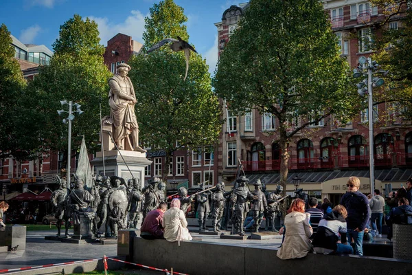 Rembrandtplein je hlavní náměstí v Amsterdamu, Nizozemsko — Stock fotografie