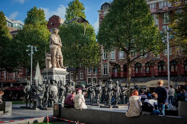 Rembrandtplein är ett stort torg i Amsterdam, Nederländerna — Stockfoto