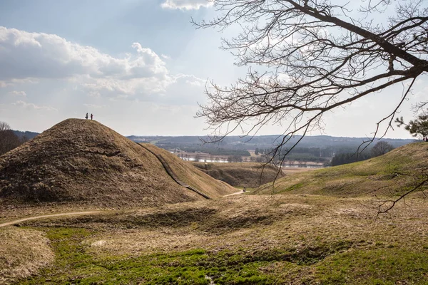 Kernave Lithuania April 2017 Tourists Climb Mound Hills Lithuanian Historic — Stock Photo, Image