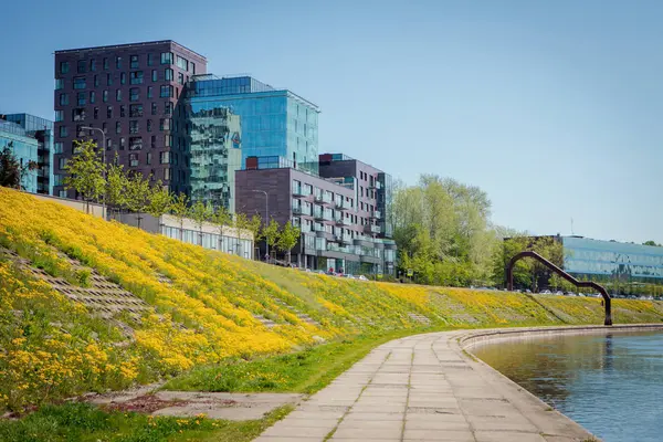 Dijk van rivier de Neris in Vilnius, Litouwen — Stockfoto