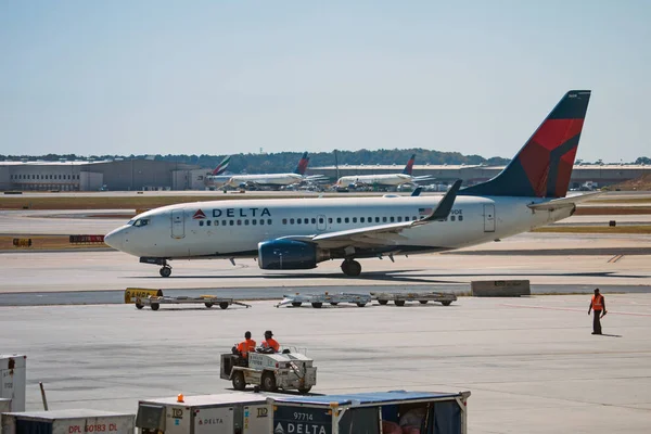 Delta Airlines repülőgép az Atlanta Airport — Stock Fotó