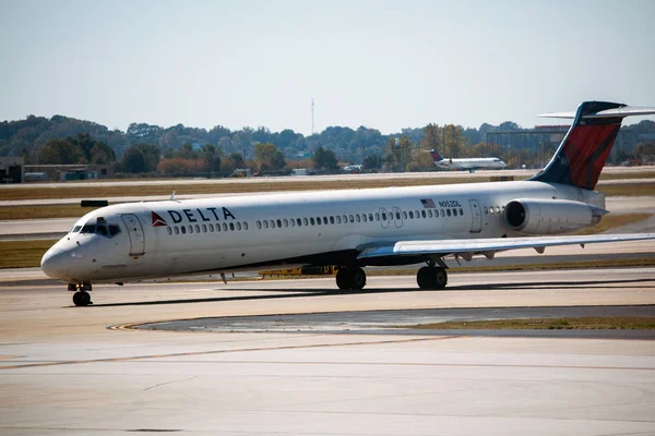 Delta Airlines repülőgép az Atlanta Airport — Stock Fotó