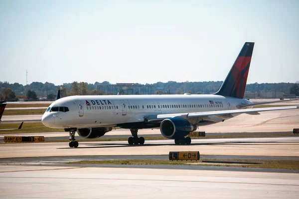 Delta Airlines repülőgép az Atlanta Airport — Stock Fotó