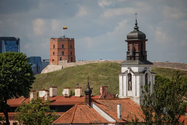 Vilnius old town cityscape with Gediminas castle and modern offi — Stock Photo, Image