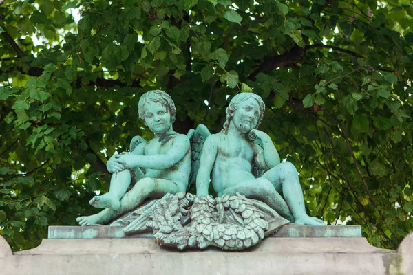 座っているふたりのキューピッドの銅像 — ストック写真