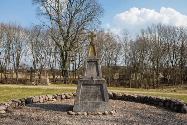 Monument pour la première église de Kernave — Photo