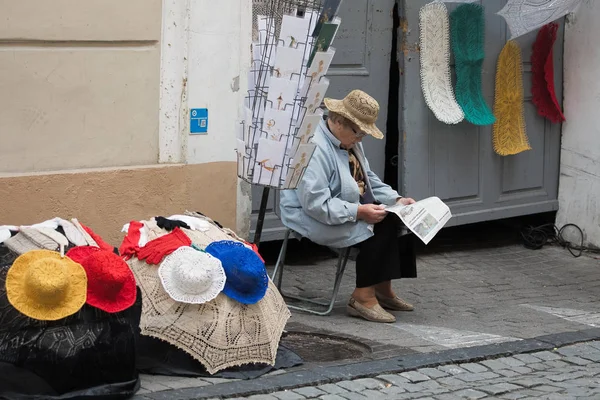 He elderly woman sells handmade crochet, knittware in Pilies str — Stock Photo, Image