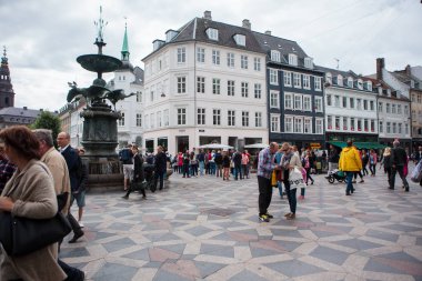 Turistler ve yerliler Amagertorv kare yürümek