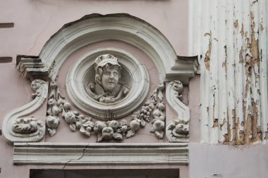 Eski bina, mascaron süs cephe üzerinde kabartma