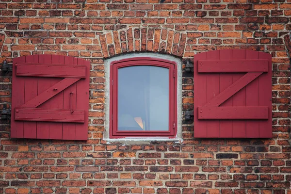 Kırmızı tuğla wll bir oldfashioned pencere — Stok fotoğraf