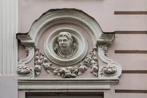 Relief an Fassade des Altbaus, Mascaron-Ornament — Stockfoto