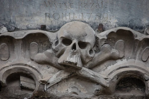 Relief sur façade de vieux bâtiment, ornement crâne — Photo