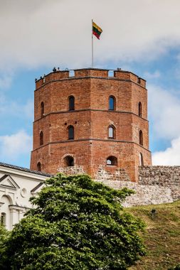 Vilnius, L eski şehir merkezinde Hill'de Gediminas kule