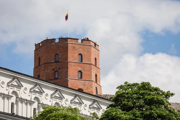 Gediminas Turm auf dem Hügel in der Altstadt von Vilnius — Stockfoto