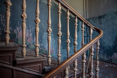 Terk edilmiş binada eski merdiven
