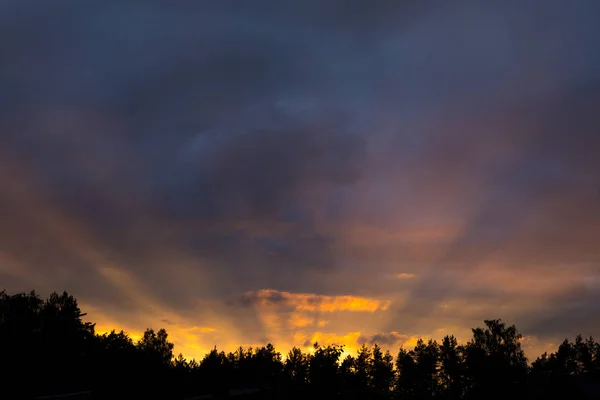 Abendhimmel mit goldenen Sonnenstrahlen — Stockfoto