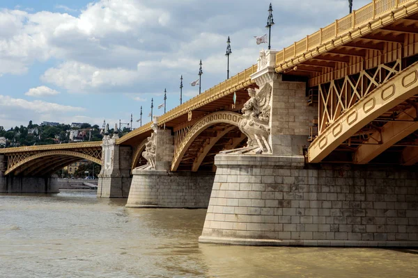 Ardından Tuna nehrini Margaret Köprüsü