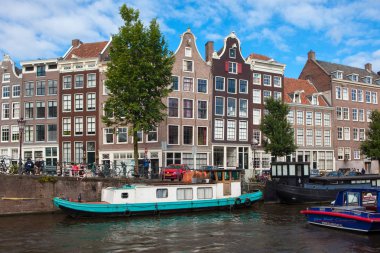 Geleneksel eski evleri ve Amsterdam kanal tekneleri