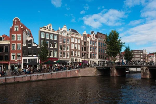 Traditionelle alte häuser und boote auf amsterdam kanal — Stockfoto